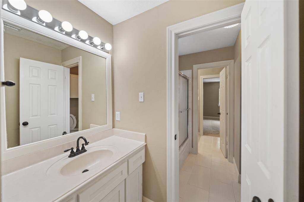 Another view of the Hollywood bathroom.