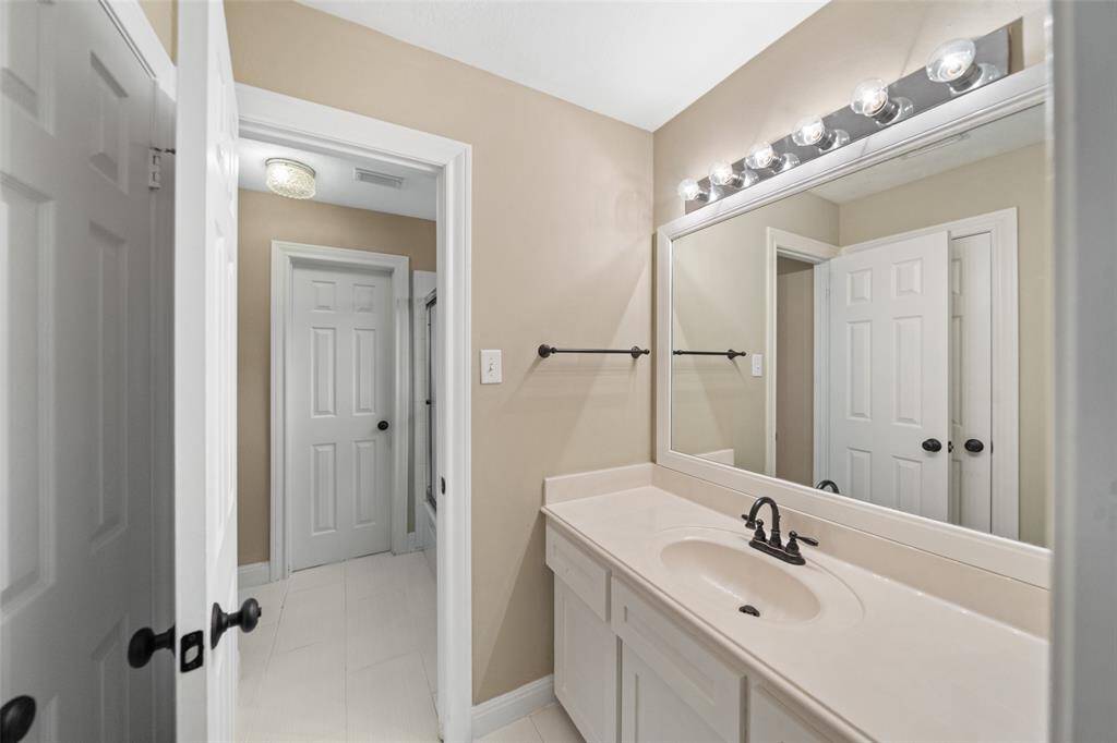 Hollywood bathroom connects the two bedrooms upstairs.
