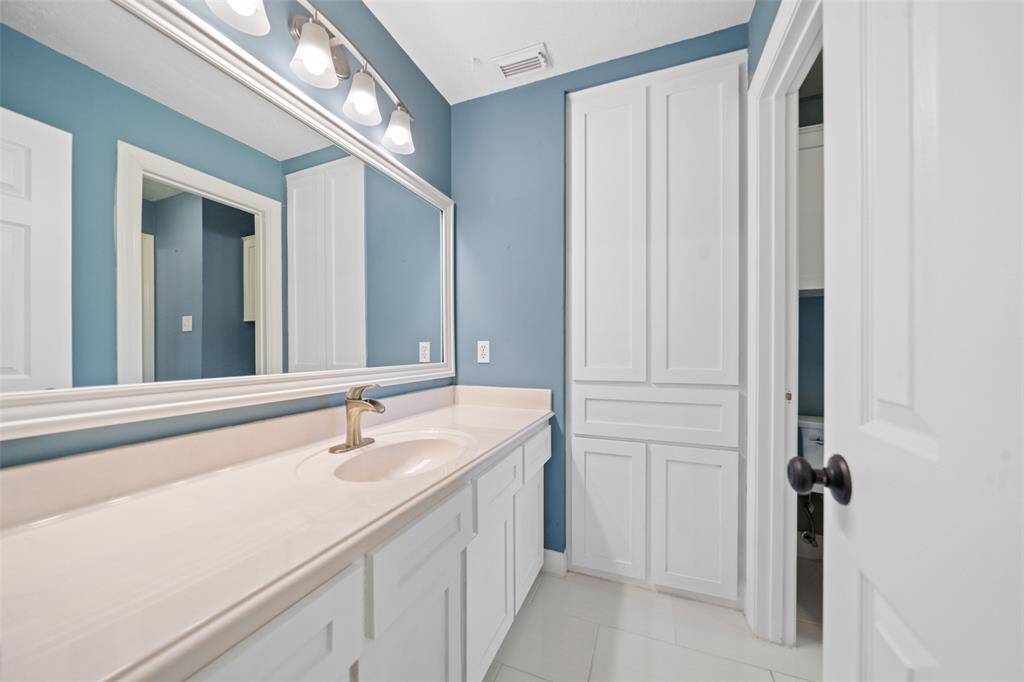 This Hollywood bathroom connects to both the third bedroom and upstairs family room.