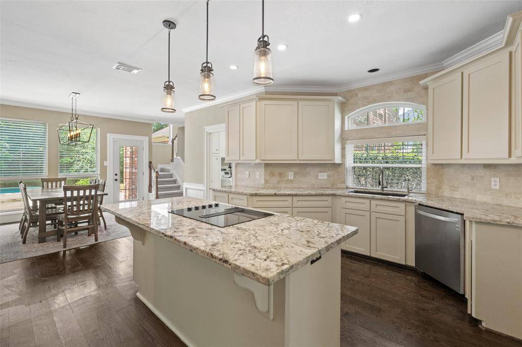 Large chef's kitchen with island cooktop.