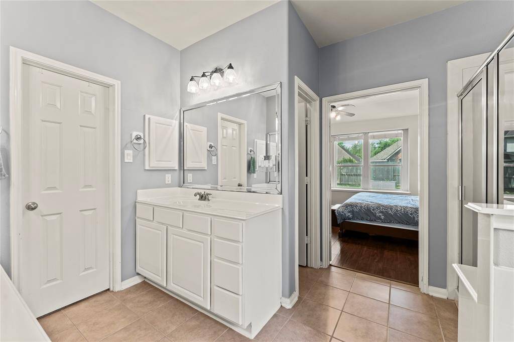 Primary bath. 1st floor