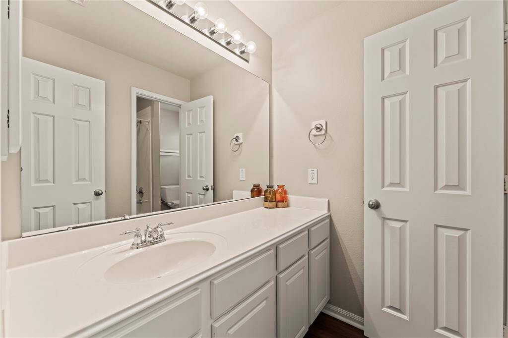Secondary bathroom. 2nd floor