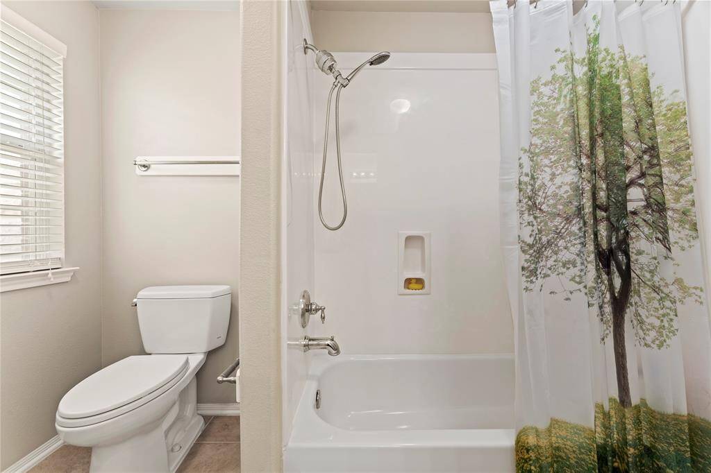 Secondary bathroom. 2nd floor