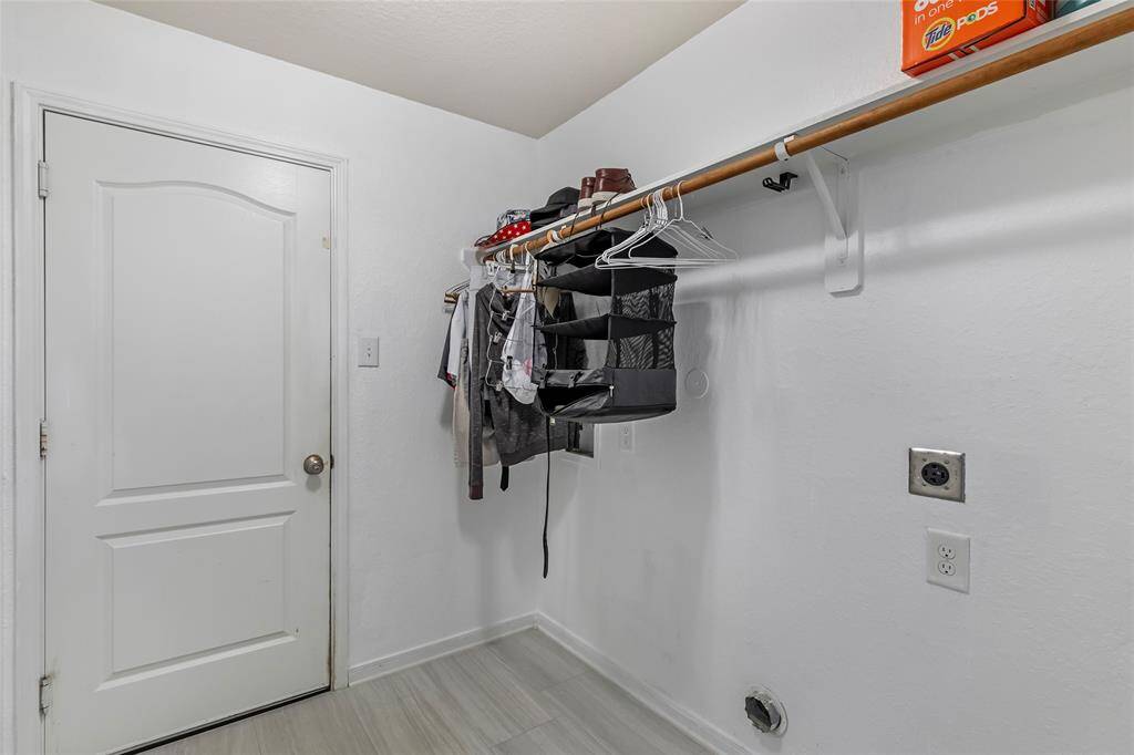 INTERIOR UTILITY ROOM RIGHT OFF YOUR 2 CAR GARAGE. HANDY SHELF FOR STORING YOUR DETERGENTS AND A GREAT PLACE TO HANG UP YOUR CLOTHES AS SOON AS THEY GET OUT OF THE DRYER.  TIME SAVOR!