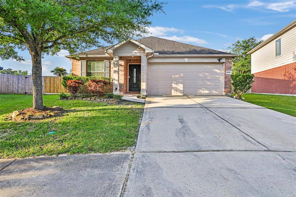 SUCH A PRETTY HOME THAT SITS ON A CULDESAC WITH AMPLE SPACE IN THE BACKYARD.  IF YOU ARE IN THE MOOD FOR A QUITE HOME WITH A POOL AND SPA, GREAT NEIGHBORS, KINGWOOD SCHOOLS, SUPER LOCATION THEN THIS IS THE ONE FOR YOU.
