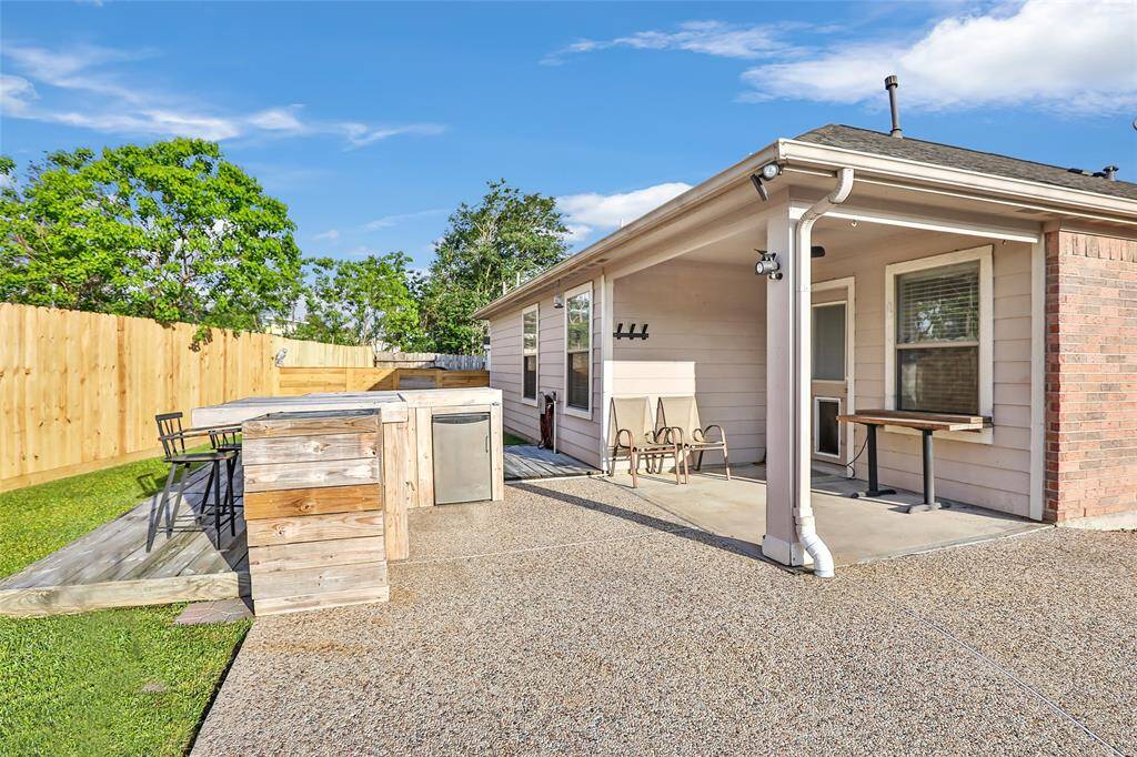 COVERD PATIO WITH A CEILING FAN FOR THE WARM SUMMER DAYS AROUND YOUR POOL! YOU WILL ALSO HAVE THIS BAR AREA AND A COLD MINI FRIDGE FOR YOUR BEVERAGES OR STEAKS FOR THE BARBY.