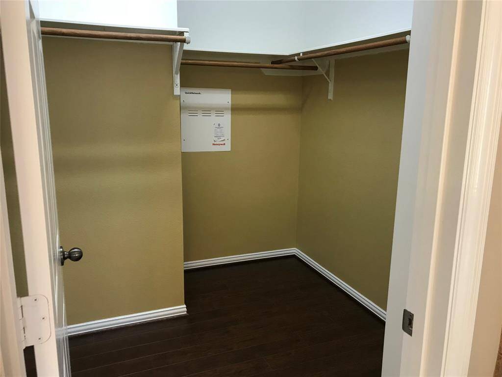 Master closet right side