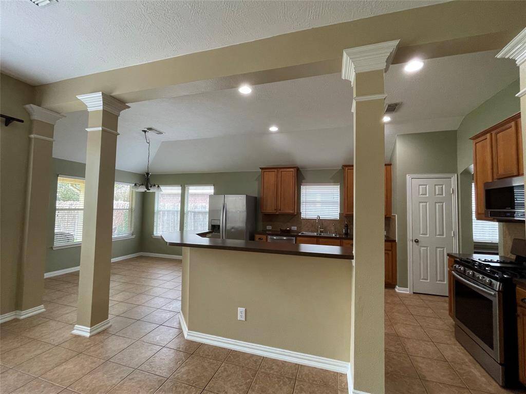 Breakfast and kitchen area