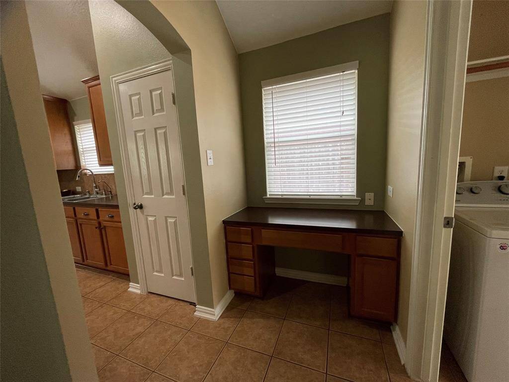 Desk area or Dry Bar!