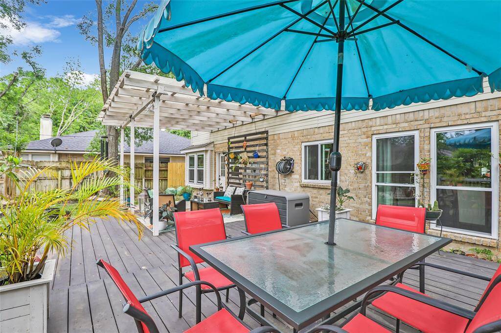 Large outdoor patio and deck space