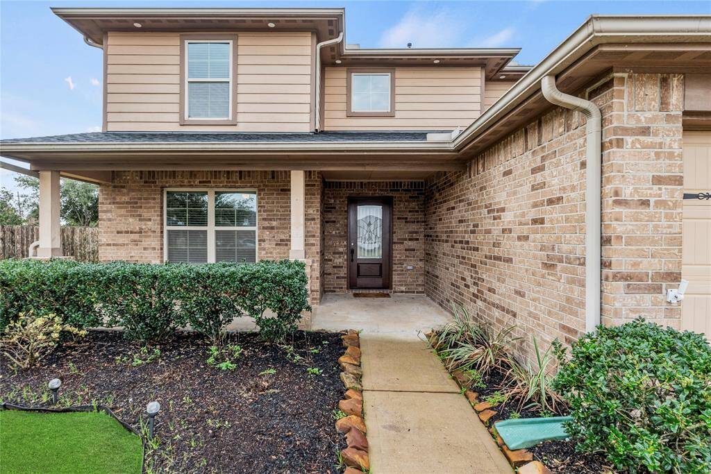 Welcome home to 2926 Indwarra Court , nestled in the prestigious Tamarron community in Katy!