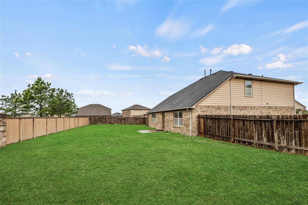 Now lets head outside to see the oversized backyard!