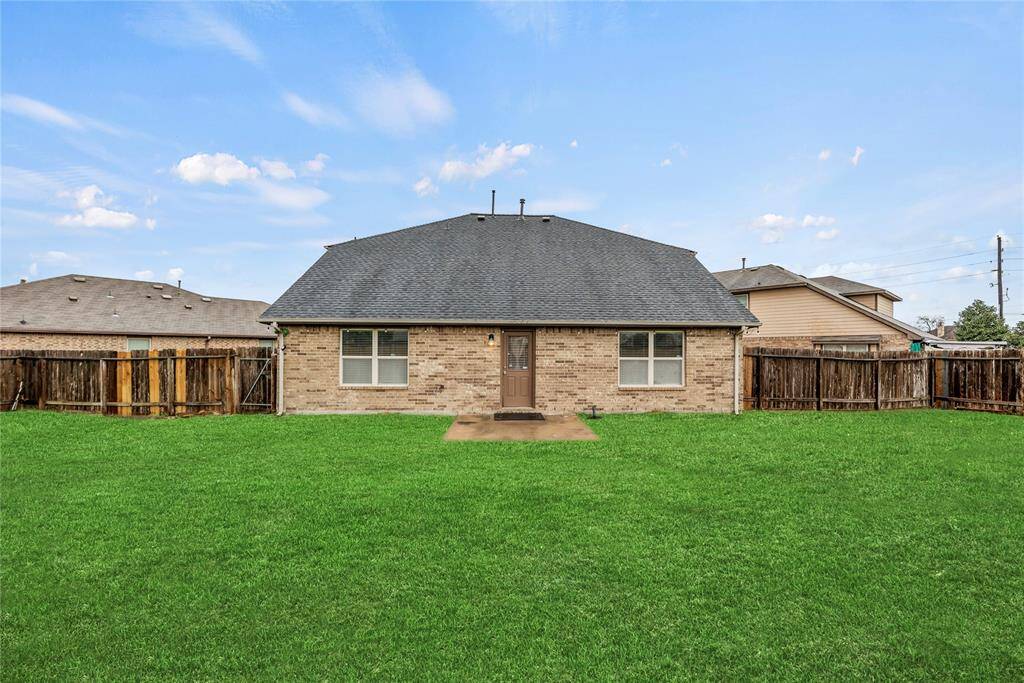 This is a great backyard for the week-end hangouts and letting the kids run around.