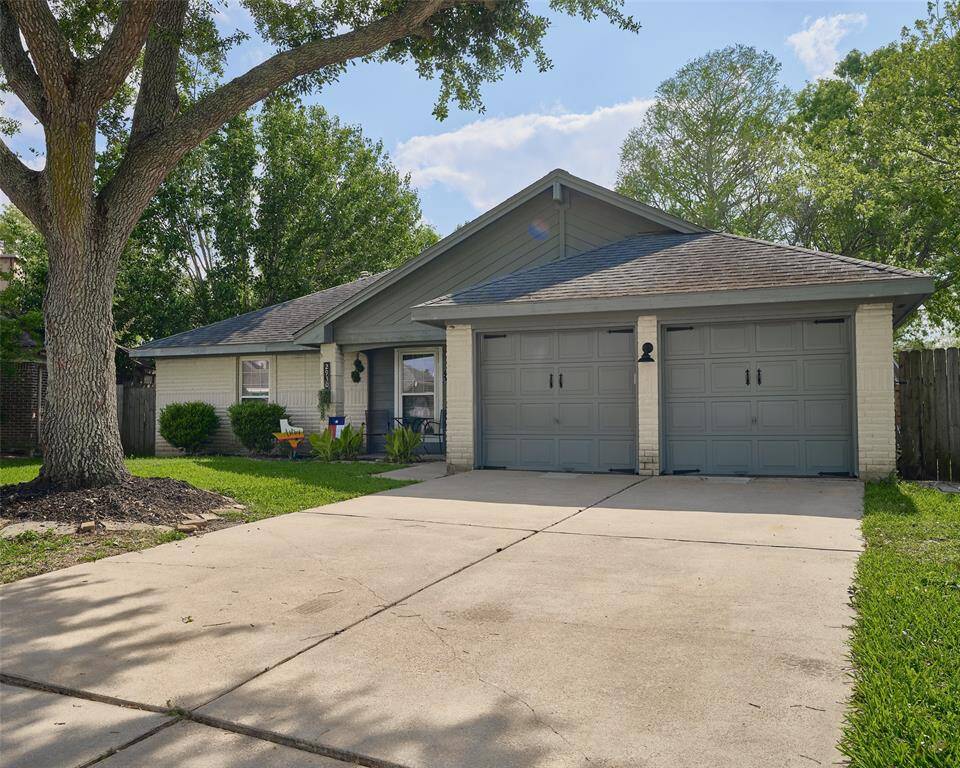 Welcome to 2930 Bentley Ct in Pearland!
