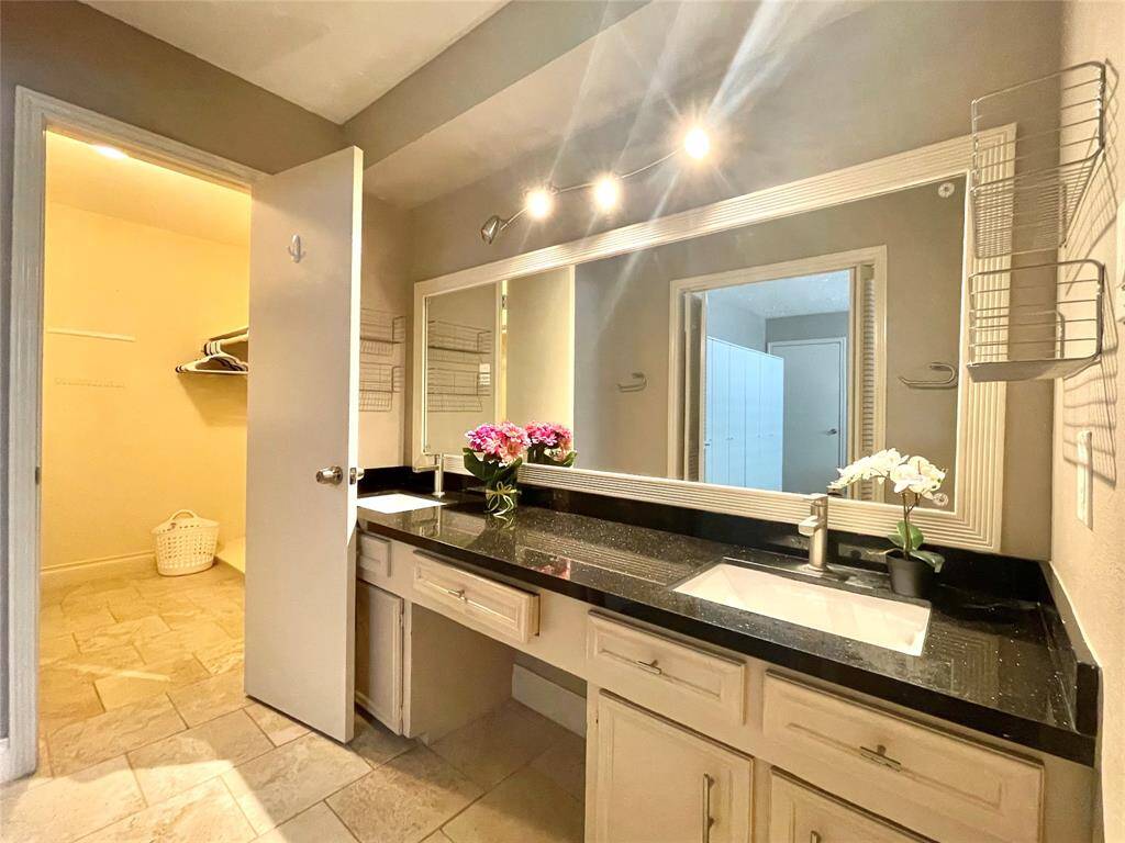 primary bathroom with two venities