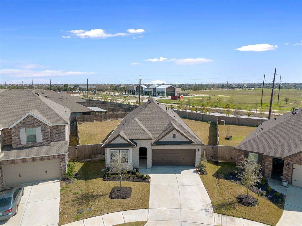 Great view of the large lot.