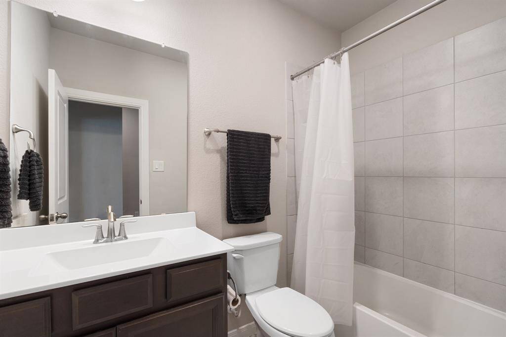 Second full bathroom is in between the two secondary bedrooms.