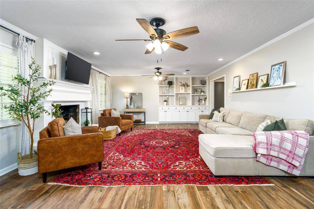 Built ins, crown molding & gas log fireplace.