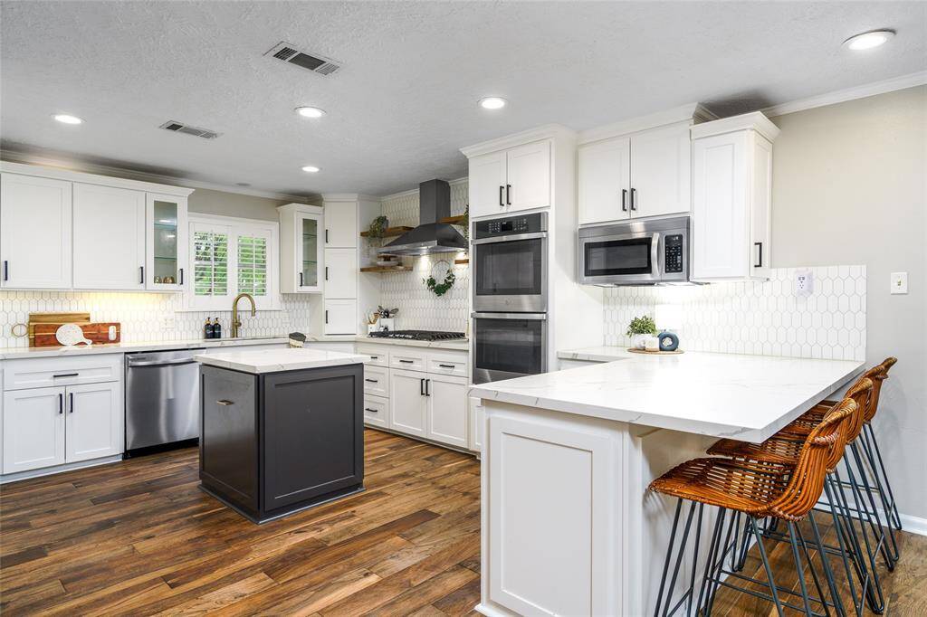 Double overs, island kitchen and breakfast bar.