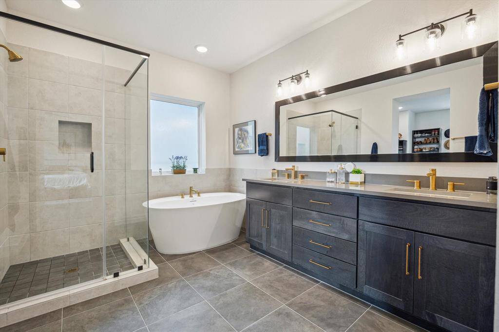 Master Bath Retreat – Upgraded with a luxurious stand-alone soaking tub for theultimate relaxation.