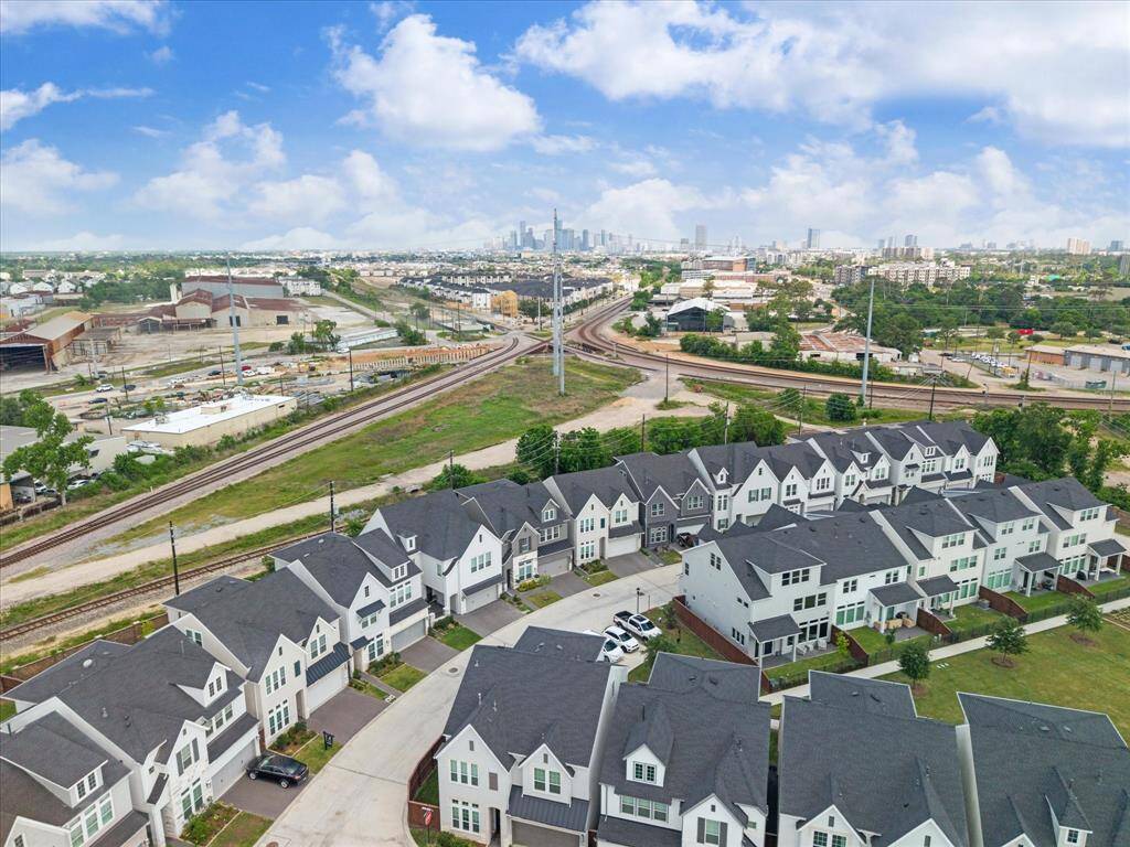 Somerset Green provides a vibrant community atmosphere and an unparalleled living experience just minutes from Houston’s Inner Loop hotspots.