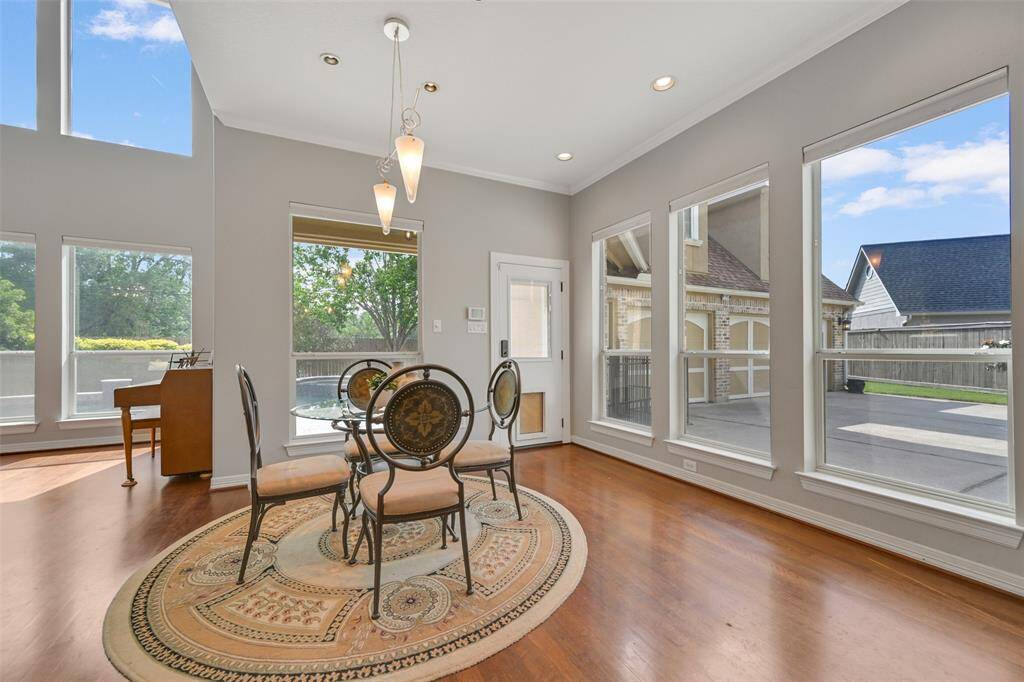 Bright breakfast room