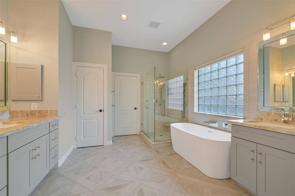 Stunning spa bath!