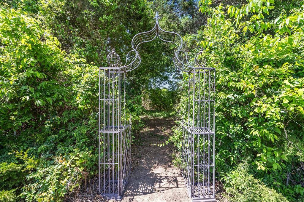 And if you wanted to have your own "secret garden", this would be your entrance!