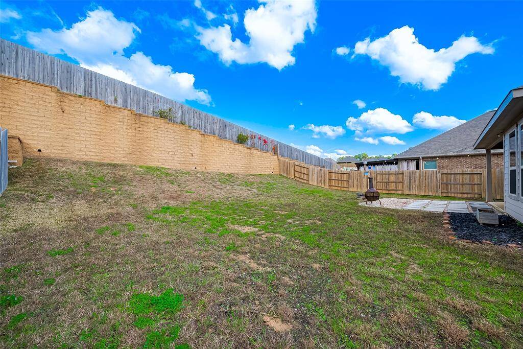 Community Features:Fishable lake with extended pierPaved walking trailsCommunity parkChildren’s playgroundTennis court