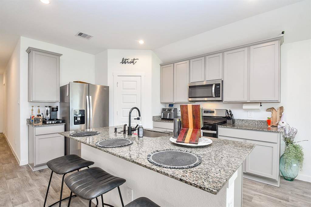 Central Island kitchen with breakfast bar seating