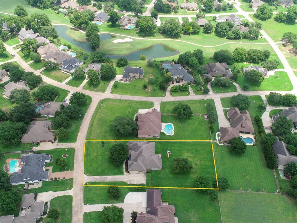 The home is located just steps away from the prestigious Weston Lakes Golf Course.  Whether you walk, drive, or golf cart, you don’t have to travel far for a fun game of golf or a cold beverage at the Country Club’s restaurant.