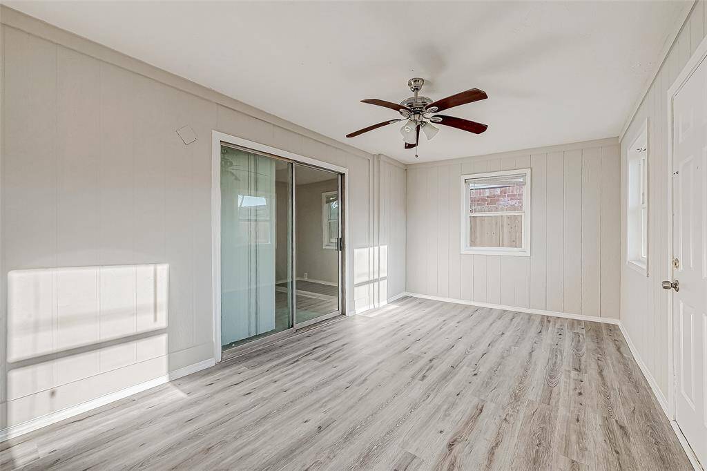 an additional room next to the kitchen