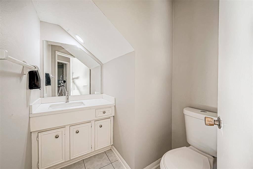 1st floor half bathroom