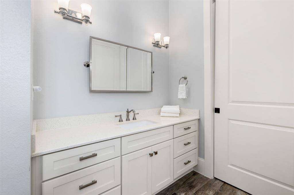 The primary en-suite bathroom features a walk-in closet and built-in shelving.