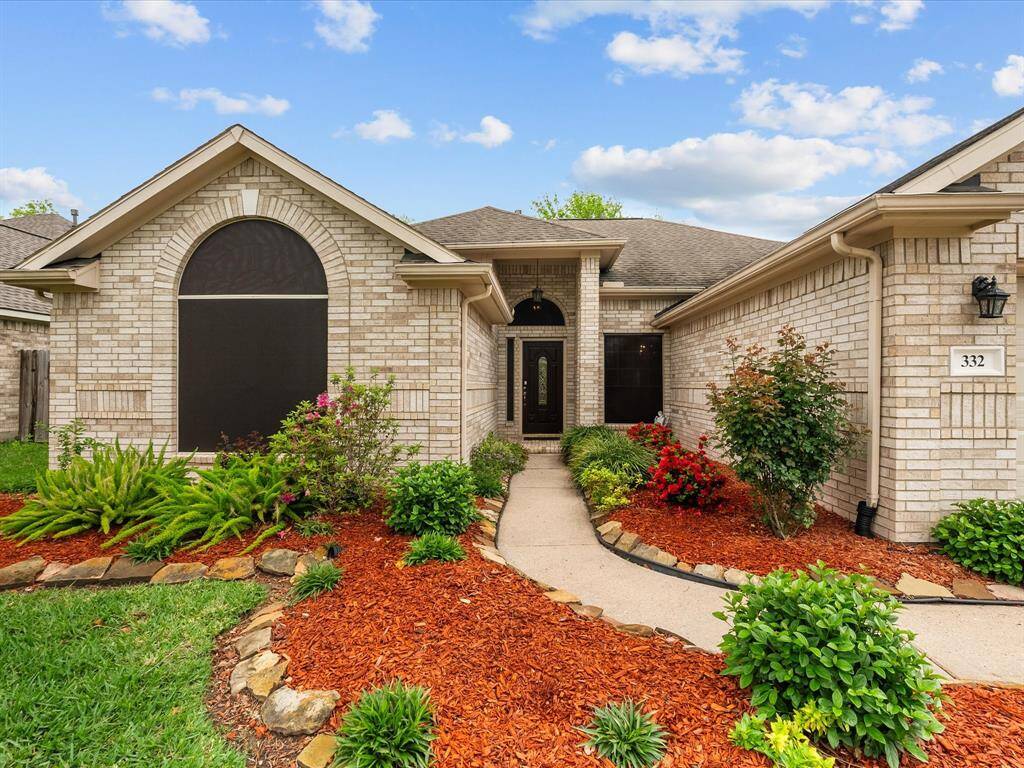 Welcome home to 332 Spencer Landing East