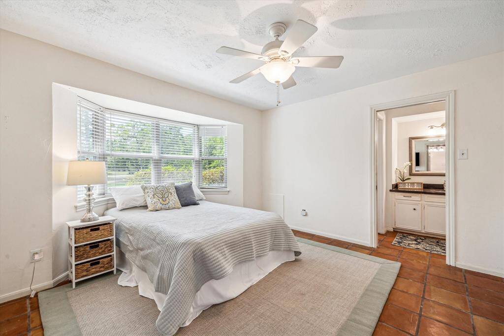 Downstairs secondary bedroom with access to bathroom