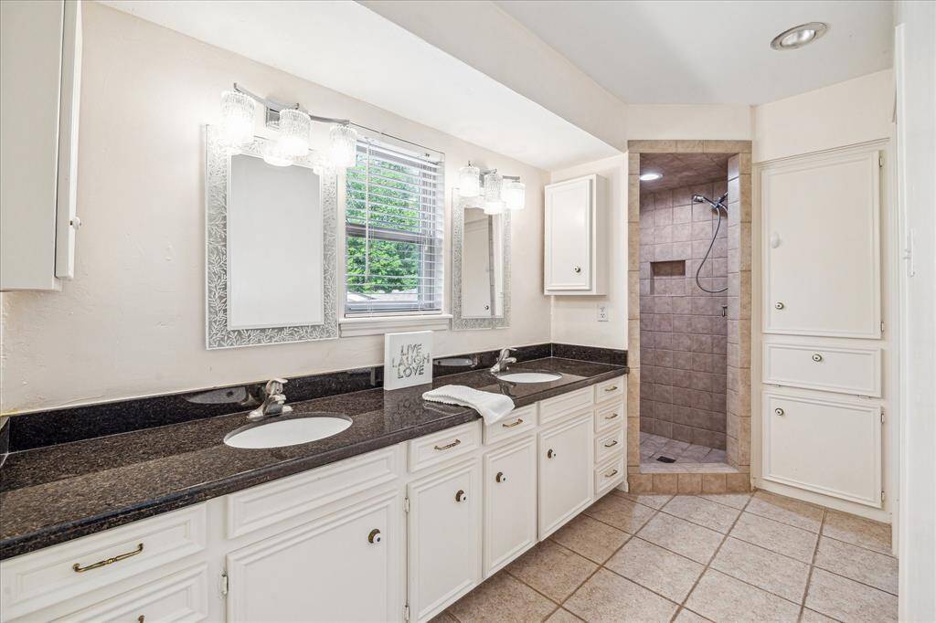 Upstairs bathroom with access from both bedrooms!
