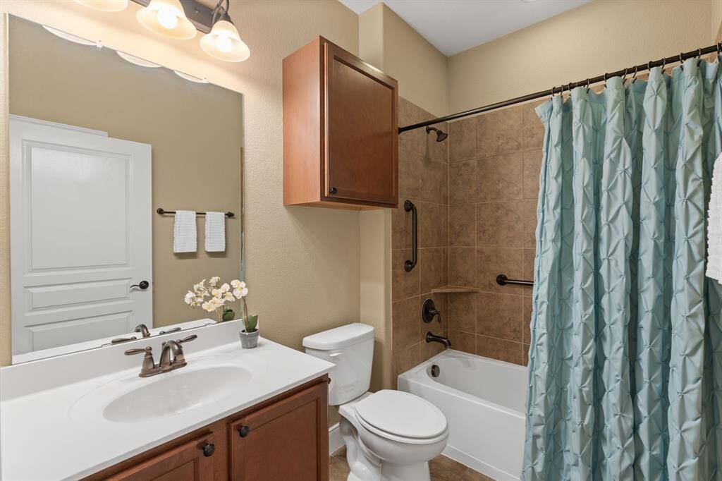 The versatile guest bath offers the choice of a shower or tub, perfect for whatever you’re in the mood for. With a convenient head knocker and a linen closet tucked behind the door, it combines functionality with comfort.
