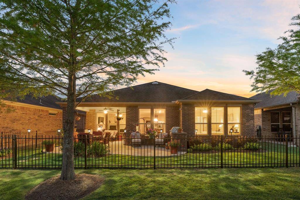 This beautiful home in an unbeatable location is ready for YOU! Don’t wait—make it yours and start enjoying all it has to offer.