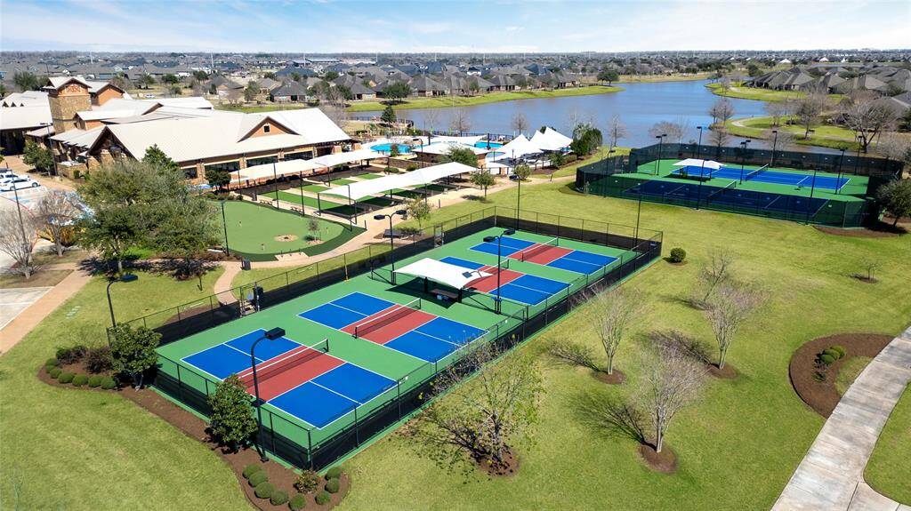 Del Webb offers 4 pickleball courts and 2 tennis courts, providing plenty of opportunities to stay active and enjoy friendly competition with neighbors and friends