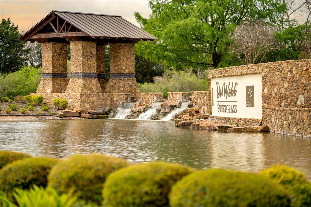 Del Webb Sweetgrass is ideally located near Brazos Town Center, offering easy access to a variety of stores, grocery stores, pharmacies, and restaurants. With convenient access to Hwy 59, you'll be close to everything you need—movies, dining, and much more. It’s a beautiful place to live, with all the conveniences right at your doorstep!