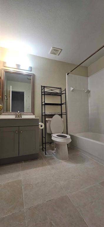 Hallway Bath in the Second Floor