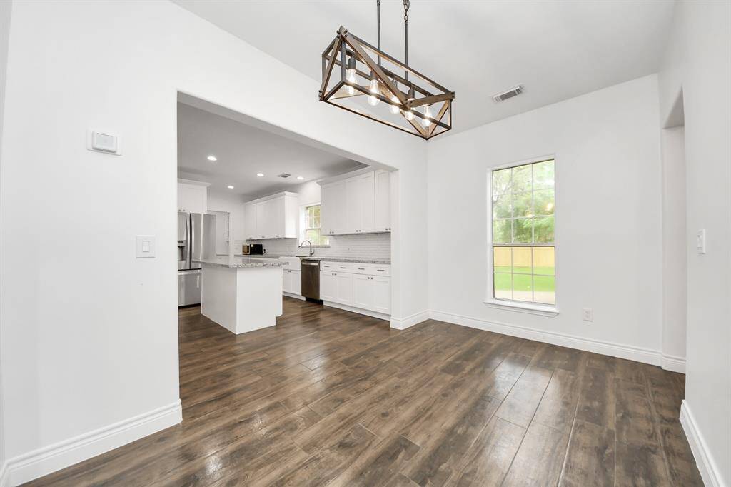 Virtually staged dining room