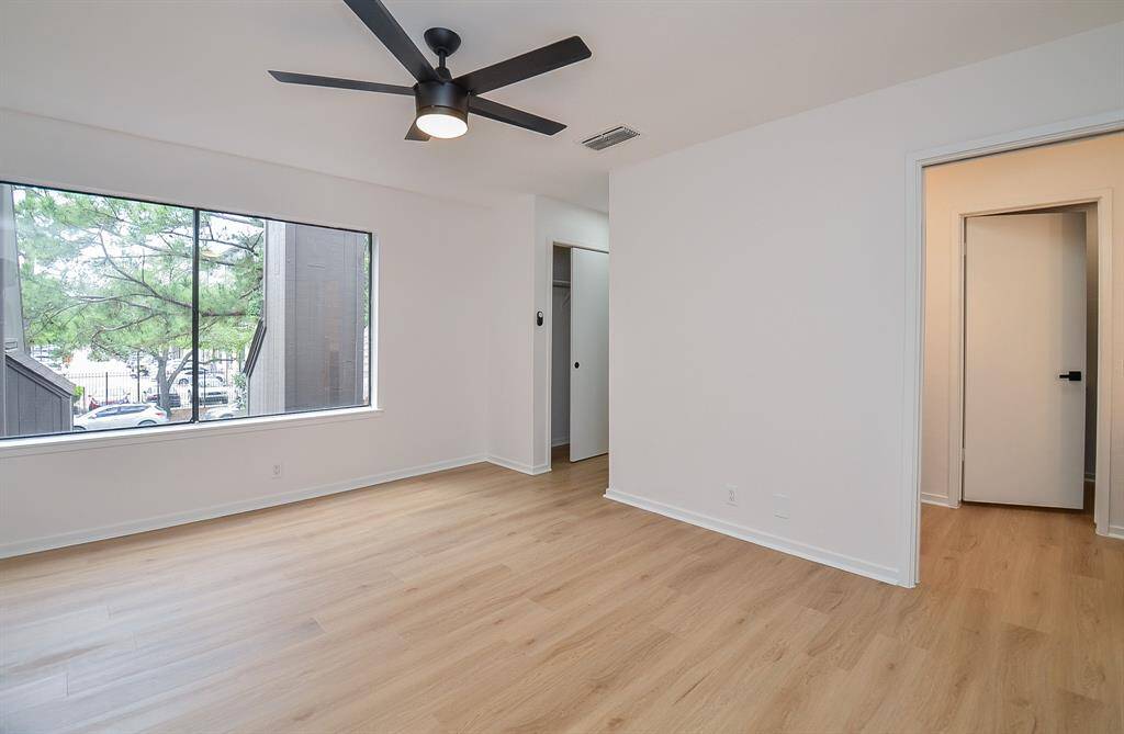 Oversized Primary Bedroom w/lots of closets