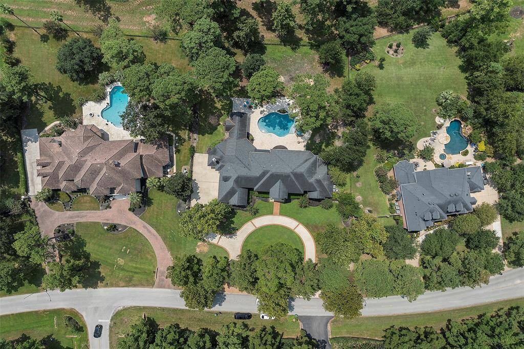 Close but so far...this peaceful oasis has neighbors too!