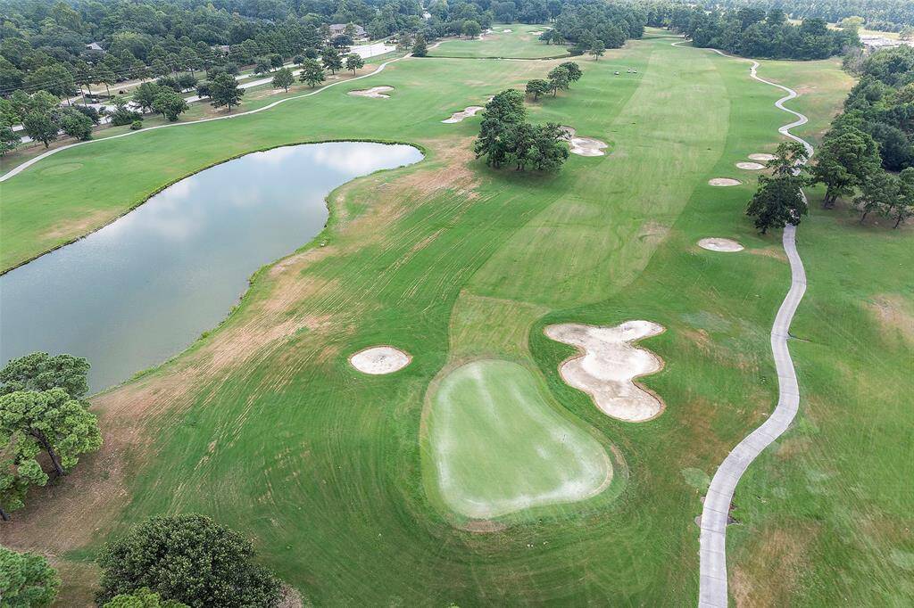 Gleannloch also has an Equestrian Center, 11 lakes and ponds with catch & release fishing, tennis courts & several pools, home of the Gleannlock Gators swim team. Don't miss out on living in the amazing community of Gleannloch Farms!