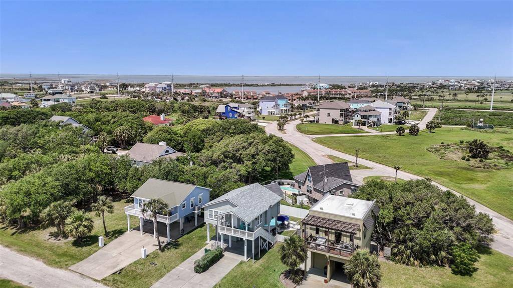 Central location close to Galveston Country Club, West Bay and the Beach.