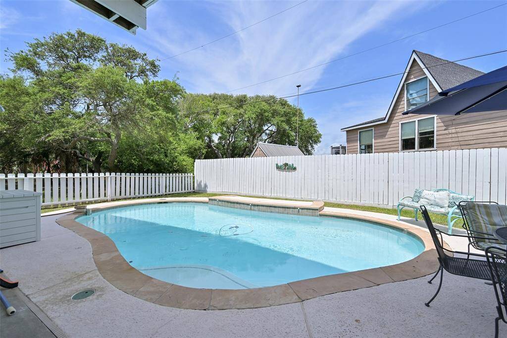 Backyard Oasis with your own private pool!