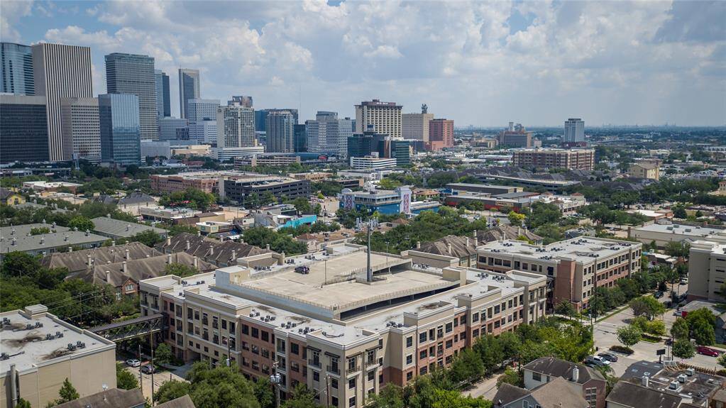 Located in Montrose but very convenient to Downtown and the Medical Center
