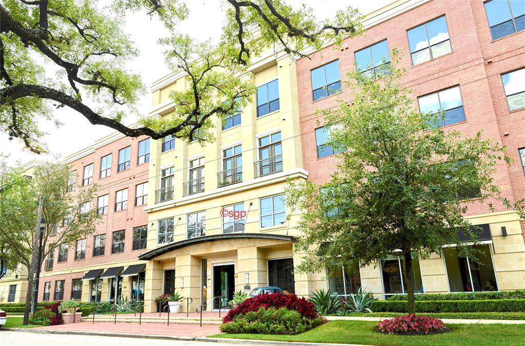 Located in Montrose with easy access to Randalls, Spec's, MetroRail and Downtown and freeway access to other parts of the City!
